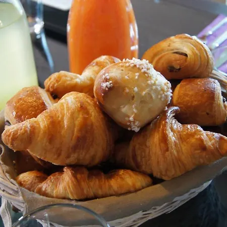 Domaine De La Planche De Melussac Bed & Breakfast 4*