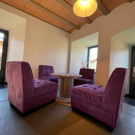Domaine De La Planche De Melussac Bed & Breakfast 4*
